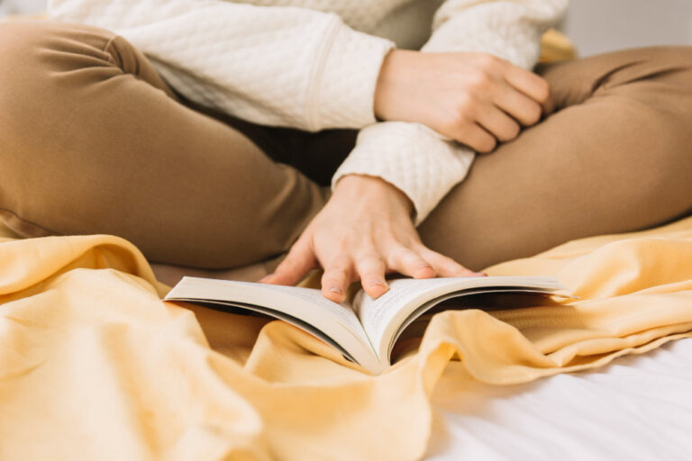 Reading-on-bed